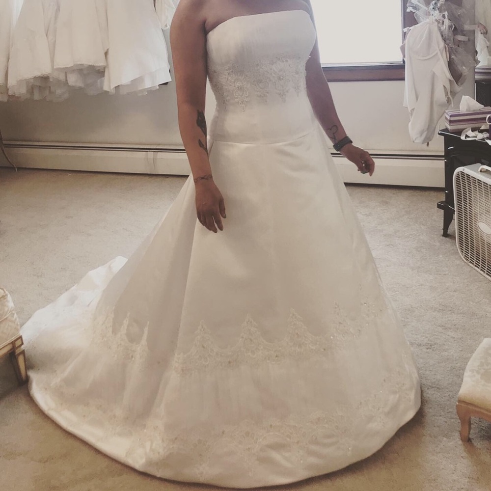 Eden bridal gown size 14  new with tags and veil